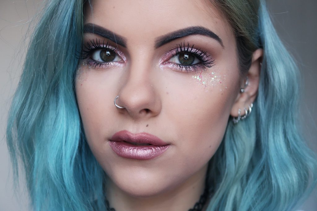 O Glitter Está Revelando Ser a Tendência Mais Quente para a Beleza, Mas Será Que é Algo Certíssimo Aplicar em Seu Rosto?